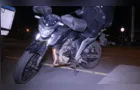 Roda trava e motociclista cai de moto na Palmeirinha