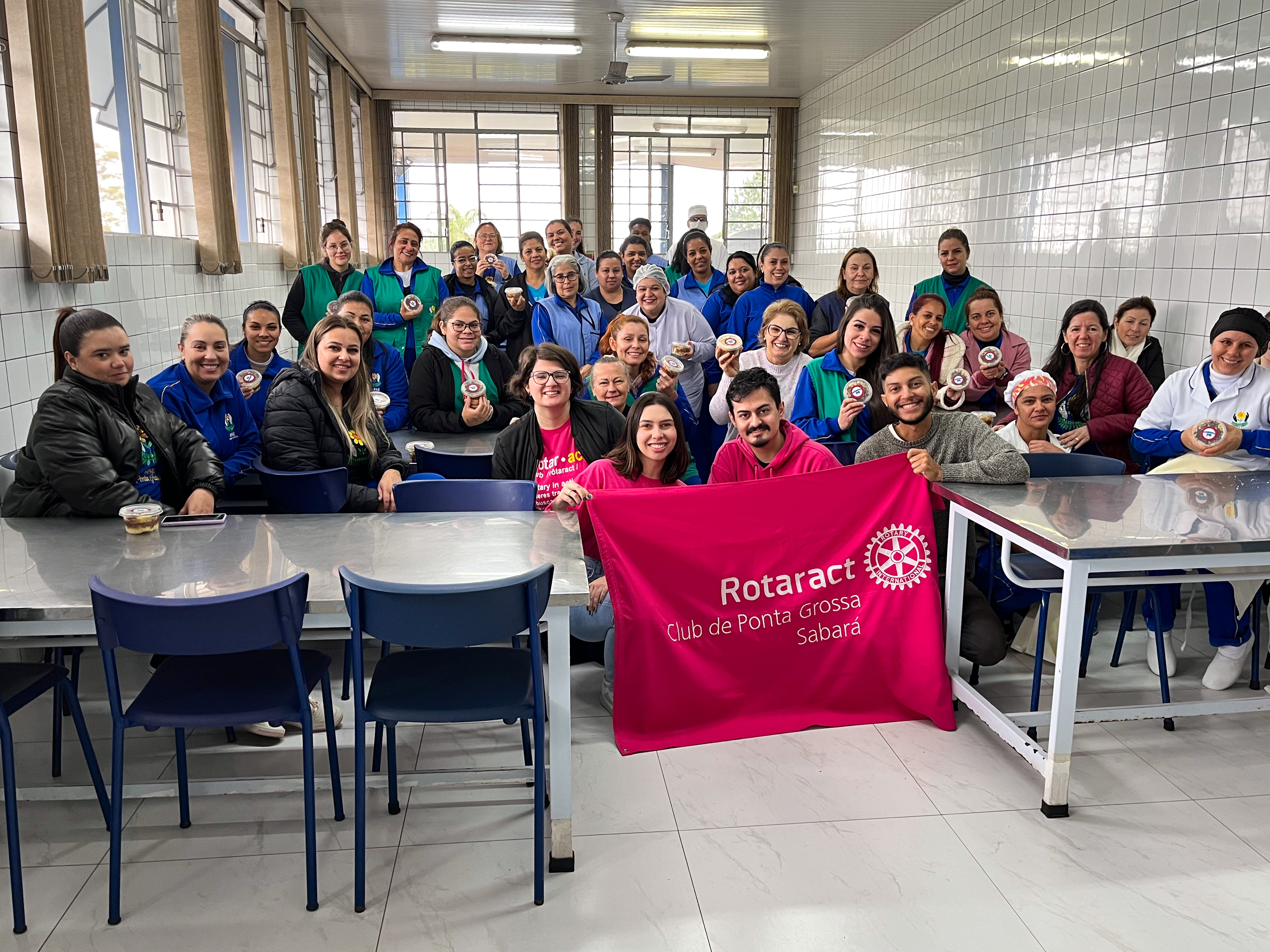 Rotaract comemora o aniversário de PG com funcionários da Apae