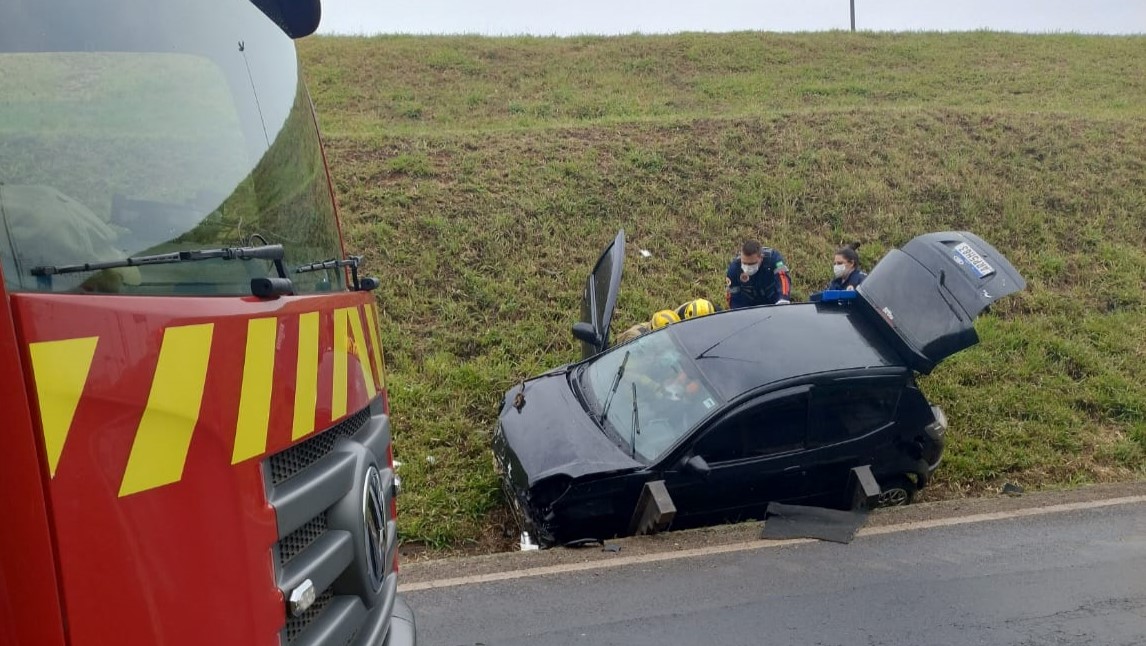 Motorista fica ferida após perder controle de carro em viaduto de PG