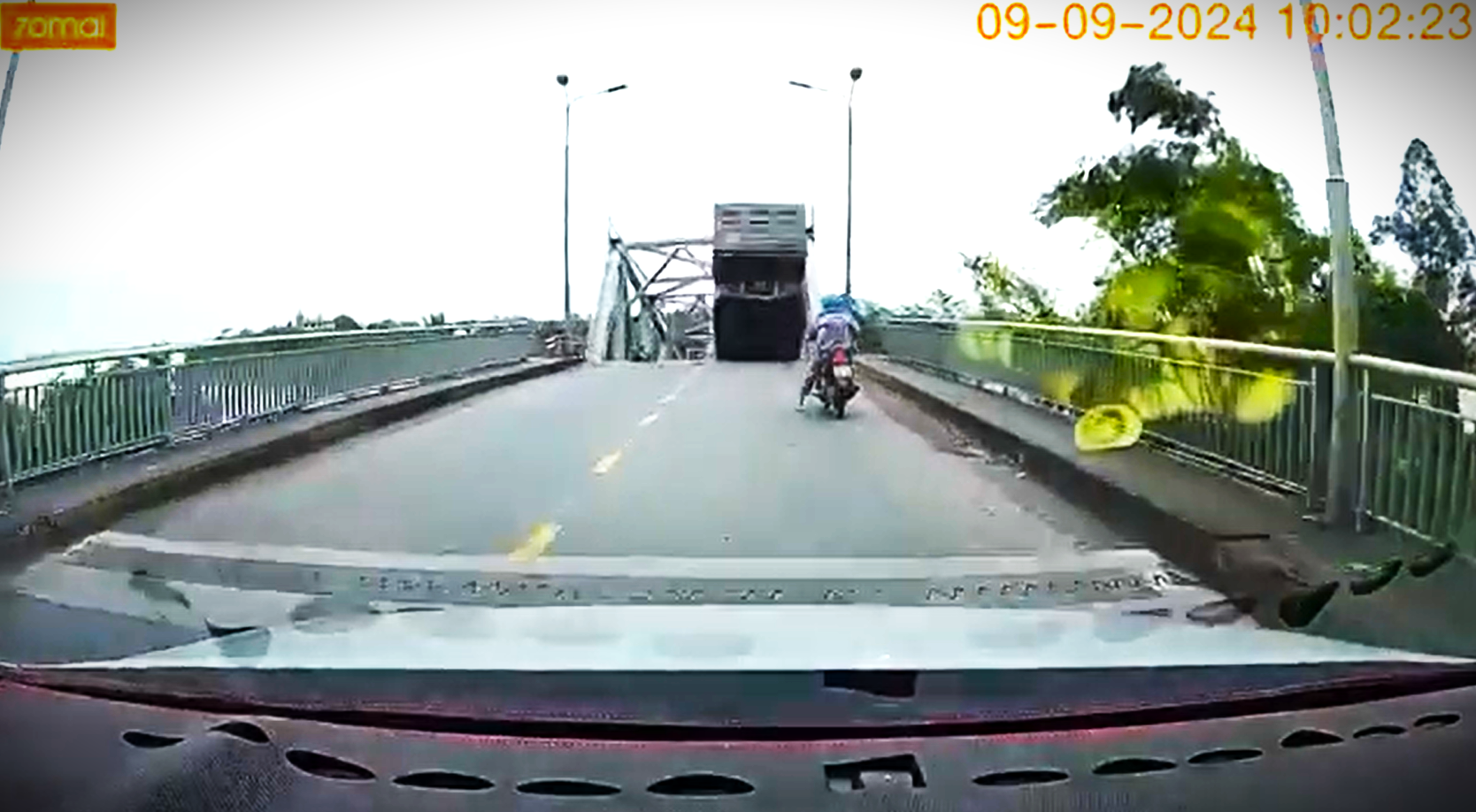 Ponte desaba e 'engole' caminhão durante furacão; veja vídeo