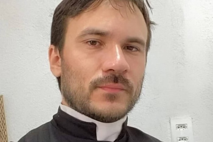 Padre Fabrício, famoso nas redes sociais, morre aos 29 anos