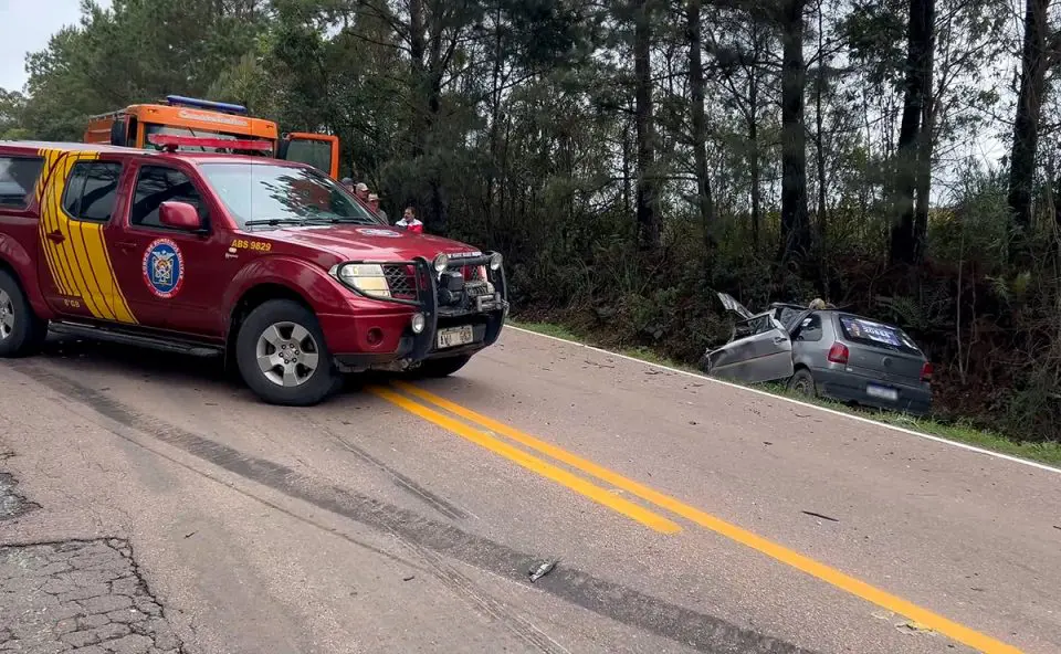 Motorista morre após capô de carro abrir e provocar acidente no PR