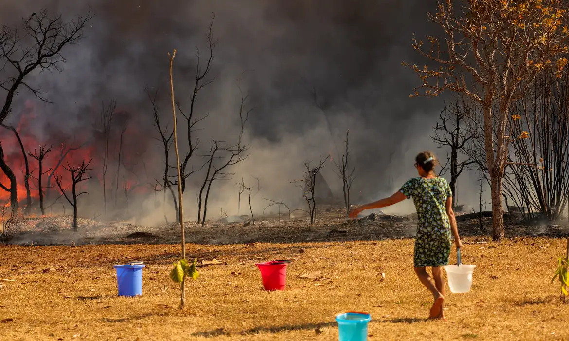 PF abre inquérito para investigar incêndio em Brasília