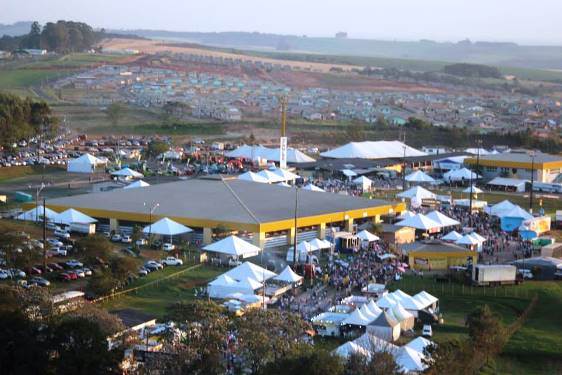 Competidores da Efapi fazem manifestação no Centro Agropecuário