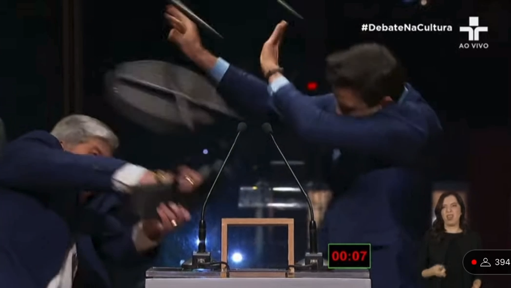 Datena agride Pablo Marçal com 'cadeirada' durante debate; veja