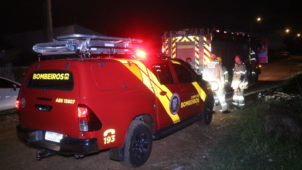 Homem entra em casa pegando fogo para salvar família em PG