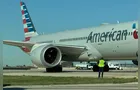 Vídeo mostra motor de avião sugando caminhão de carga em aeroporto