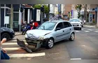 Veículo ‘roda’ após colisão no Centro de Ponta Grossa