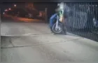 Vídeo: motociclista colide contra pilar de condomínio e fica ferido