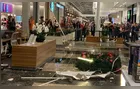 Gesso de teto de shopping cai e assusta clientes em Curitiba