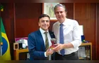 Aliel presenteia Ministro da Educação com miniatura da Taça de Vila Velha