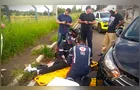 Motociclista realiza ultrapassagem e acerta carro em PG; vídeo