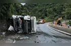 Após tombar, caminhão derrama óleo na pista e interdita BR-116