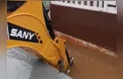 Cratera se forma em frente de casa após chuva e assusta moradores