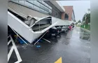 Teto de estacionamento de supermercado desaba com temporal