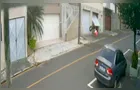 Câmera flagra homem arrombando garagem e furtando itens no Centro