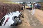 Táxi roubado em PG é encontrado tombado em vala de estrada rural