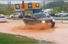 Forte chuva 'alaga' ruas nas redondezas do Lago de Olarias