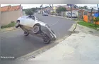 Câmera flagra momento em que carro capota, bate em casa e mata cão