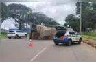 Caminhão tomba e bloqueia parcialmente avenida de PG