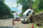 Carro sobe em mureta de ponte após colisão na PR-151