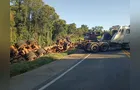 Caminhão de Agudos do Sul capota em rodovia de Telêmaco Borba