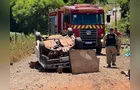 Homem morre após carro cair em cima dele durante capotamento