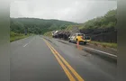 Caminhão tomba às margens da rodovia em Ortigueira