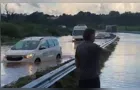 Vídeo mostra veículos ilhados após chuva transbordar Rio Ronda