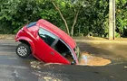 Pai e filho têm carro ‘engolido’ por buraco a caminho de creche no PR