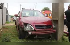 Condutora tem mal súbito, atinge carro parado e deixa um ferido; veja vídeo