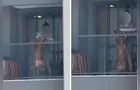 Vídeo mostra homem espancando cão e ameaçando jogá-lo do alto de prédio