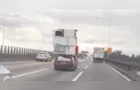 Carro transporta geladeiras e máquinas de lavar na Ponte Rio-Niterói