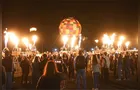 Ventos impedem balões inflados, mas Night Glow encanta público em Castro