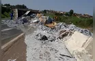 Carreta tomba em Carambeí, condutor morre e PR-151 é interditada