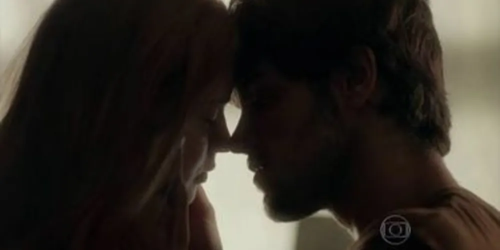 Imagem ilustrativa da imagem Jonatas e Eliza se beijam