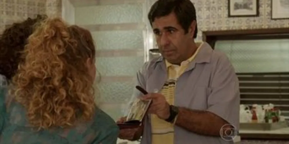 Imagem ilustrativa da imagem Hugo convida Gilda e seus filhos para jantar em sua casa