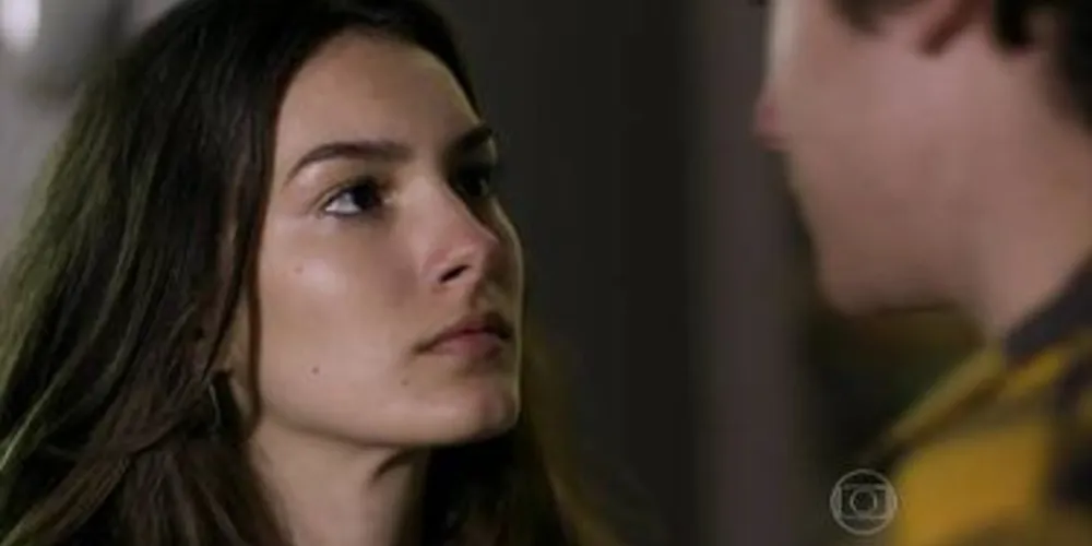 Imagem ilustrativa da imagem Luciana confronta Flávia na frente de Rodrigo, que deixa a namorada sozinha