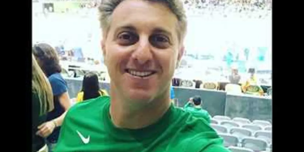 Imagem ilustrativa da imagem Luciano Huck é vaiado em estreia do Brasil no vôlei