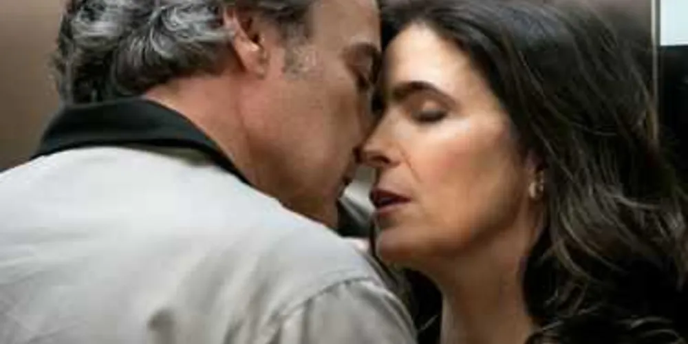 Imagem ilustrativa da imagem Rebeca e Aparício se beijam