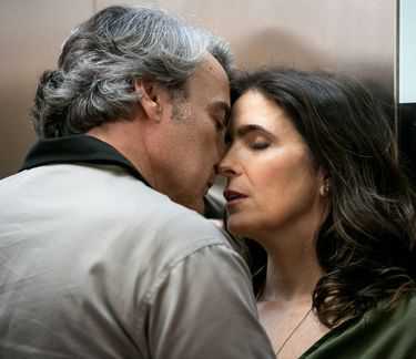 Imagem ilustrativa da imagem Rebeca e Aparício se beijam