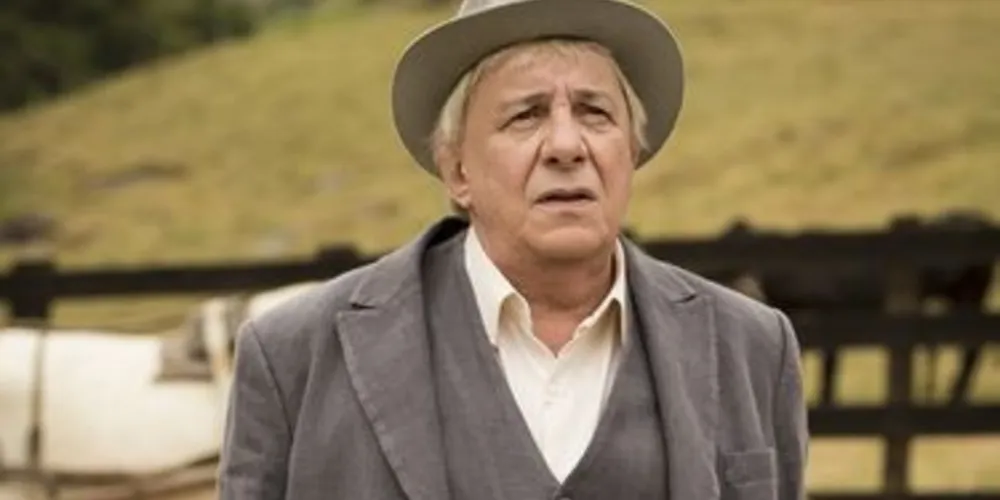 Pancrácio conta a Maria que conhece o verdadeiro Candinho e diz que vai desmascarar Ernesto