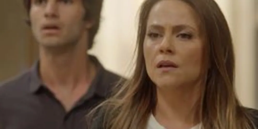 Lili e o filho ficam espantados com a presença de Sofia em casa
