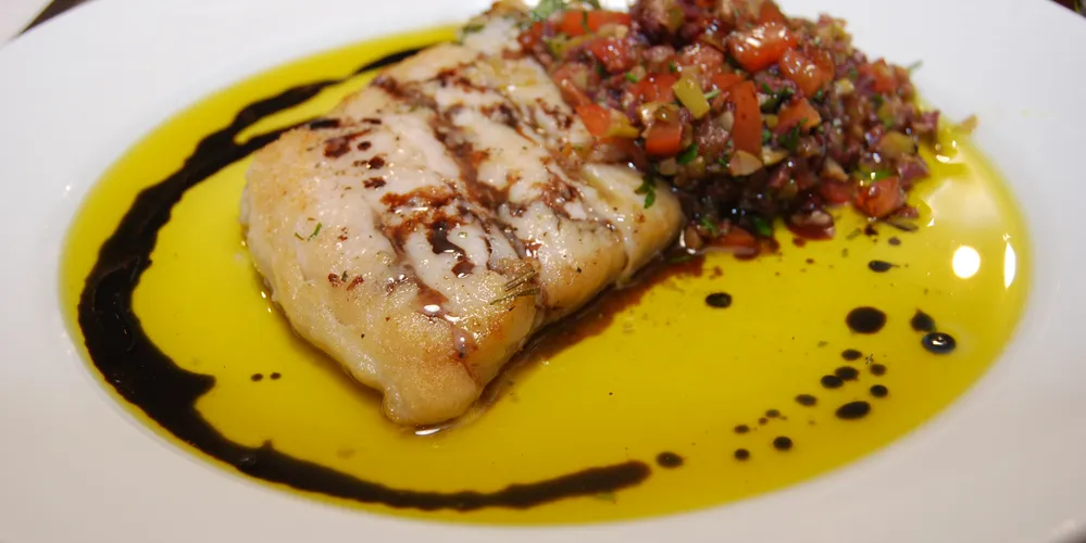 Imagem ilustrativa da imagem Saiba como preparar um delicioso robalo mediterrâneo