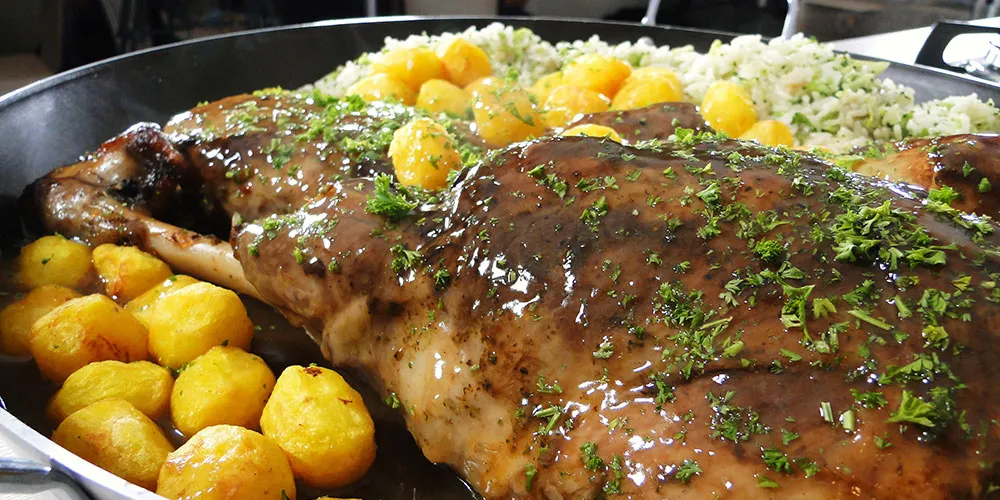 Imagem ilustrativa da imagem Aprenda a fazer um delicioso cordeiro ao molho de vinho e ervas