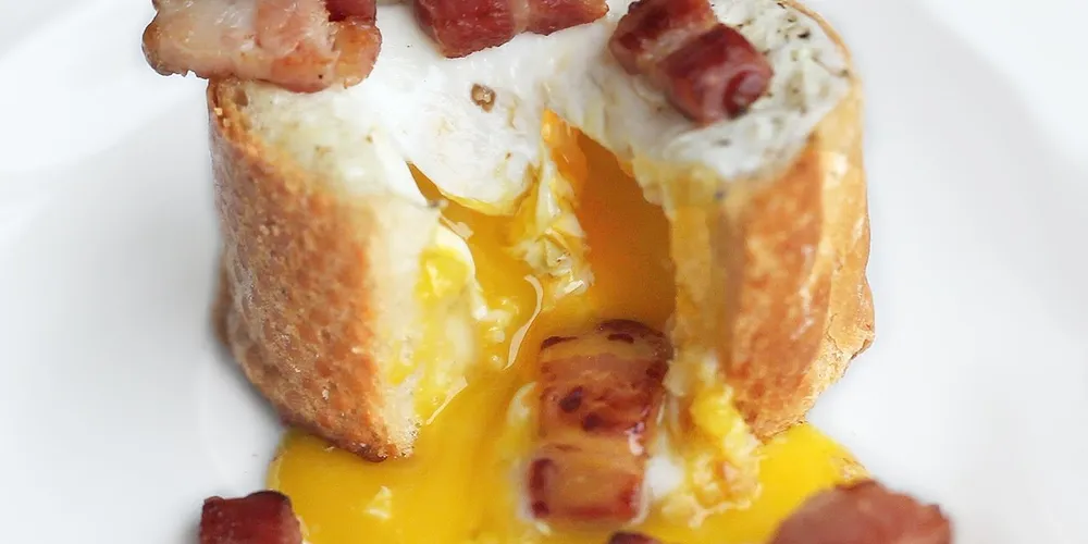 Imagem ilustrativa da imagem Inove no pão com ovo! Egg bacon baguete é uma delícia