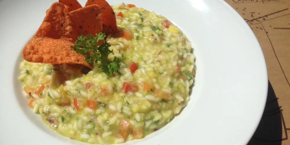 Imagem ilustrativa da imagem Risoto de abacate com crocante de milho e páprica