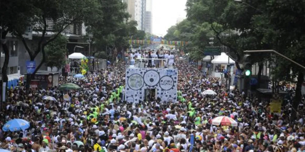 Imagem ilustrativa da imagem Saúde no Carnaval: Hidratação e alimentação saudável são essenciais