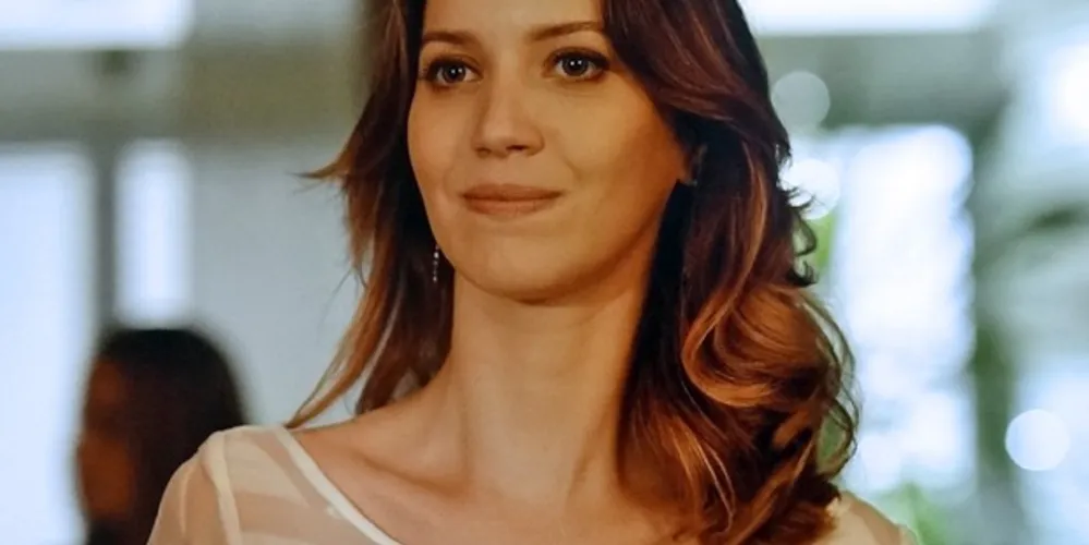 Imagem ilustrativa da imagem Laura vê cena romântica entre Caíque e Samantha