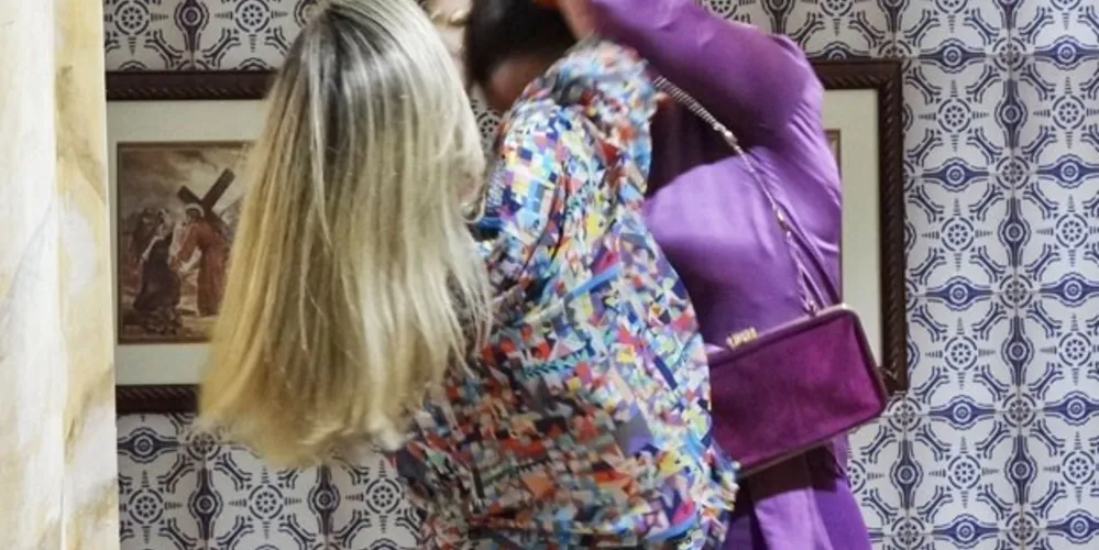 Imagem ilustrativa da imagem Vitória e Carlota perdem a linha dentro da igreja